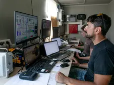 Gli ingegneri al lavoro sul progetto del nuovo sistema a propulsione a idrogeno per Viking Libra. Foto Bonaventura