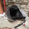 Il casco ritrovato nel cortile del palazzo di via Battisti 8
