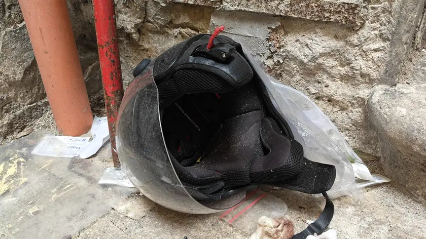 Il casco ritrovato nel cortile del palazzo di via Battisti 8