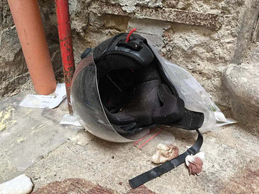 Il casco ritrovato nel cortile del palazzo di via Battisti 8