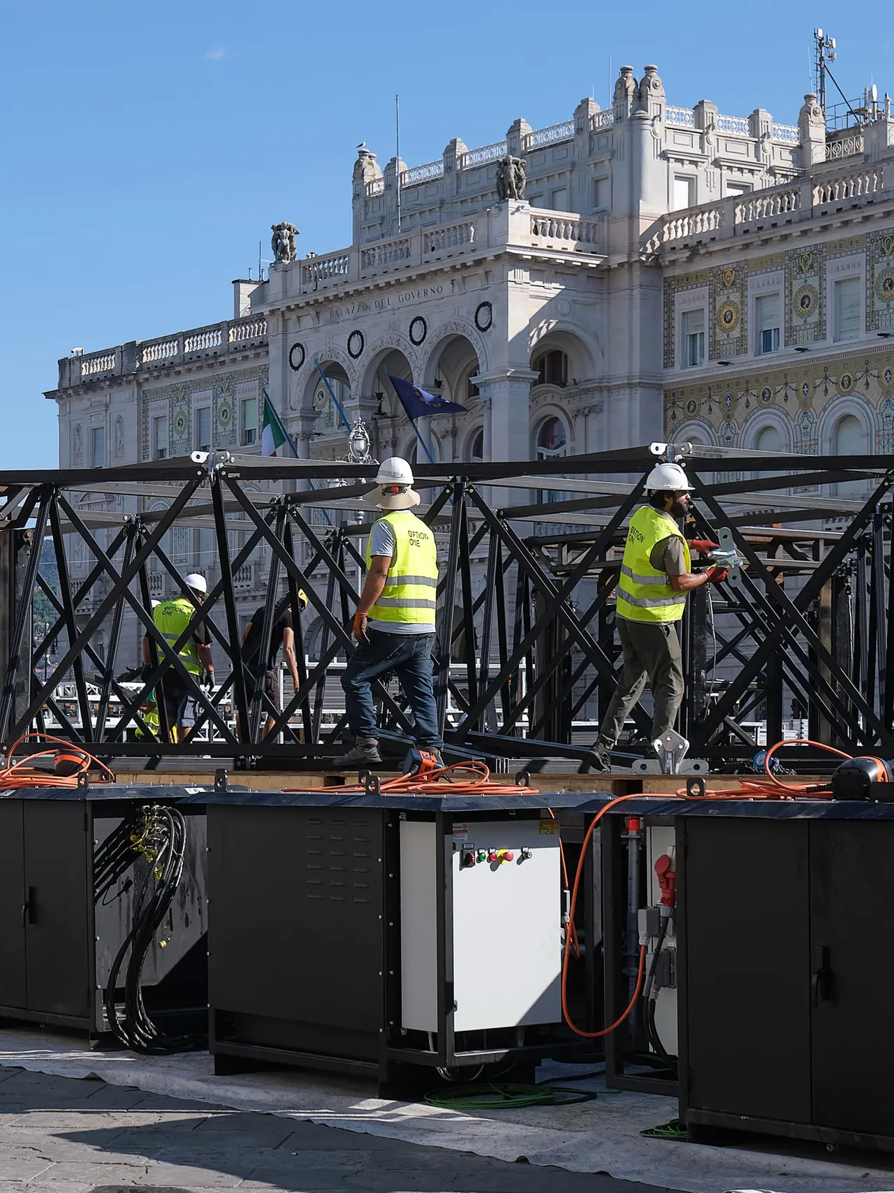 L’allestimento del palco che ospiterà i due concerti in piazza Unità (foto Massimo Silvano)