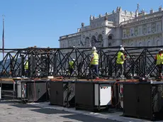 L’allestimento del palco che ospiterà i due concerti in piazza Unità (foto Massimo Silvano)