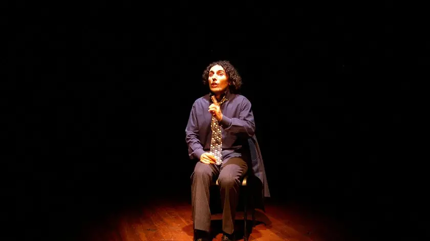 Valerio Aprea in una scena di «In mezzo al mare».