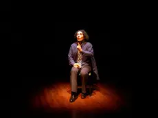 Valerio Aprea in una scena di «In mezzo al mare».
