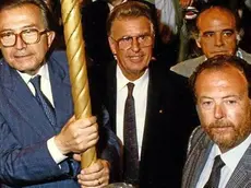 Giorgio Tauber, la figura più a destra, durante la visita di Giulio Andreotti a Gardaland