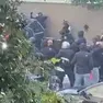 Un frame dello scontro fra opposte tifoserie fuori dallo stadio