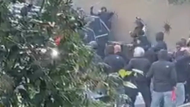Un frame dello scontro fra opposte tifoserie fuori dallo stadio