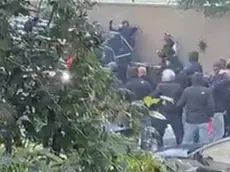 Un frame dello scontro fra opposte tifoserie fuori dallo stadio