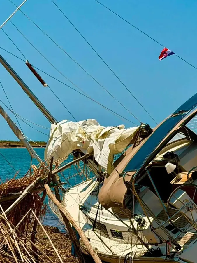 Alcune delle barche strappate agli ormeggi e spiaggiate sull’isola di Unie