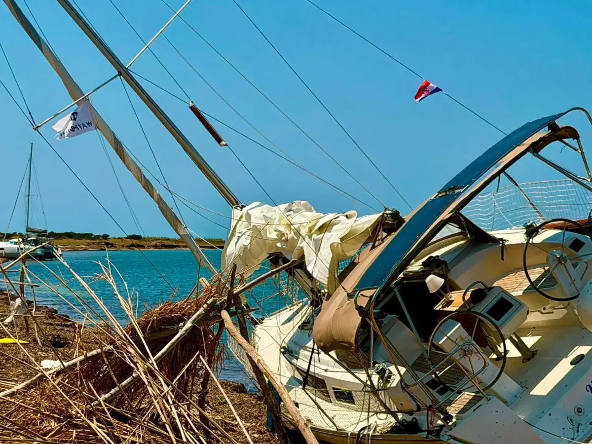 Alcune delle barche strappate agli ormeggi e spiaggiate sull’isola di Unie