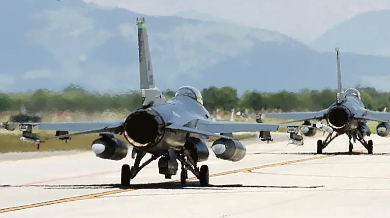 Due F-16 di base ad Aviano