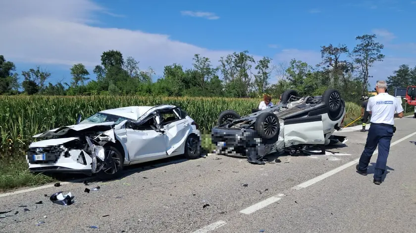 Le due vetture coinvolte nello scontro con il trattore
