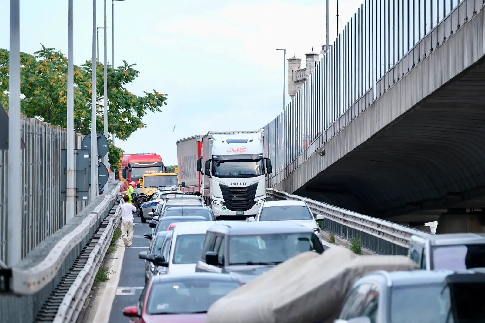La coda di veicoli creatasi sulla rampa per il molo Settimo. Foto Silvano