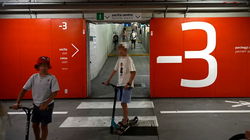 Ragazzini in monopattino dentro al Park San Giusto. Foto Bruni