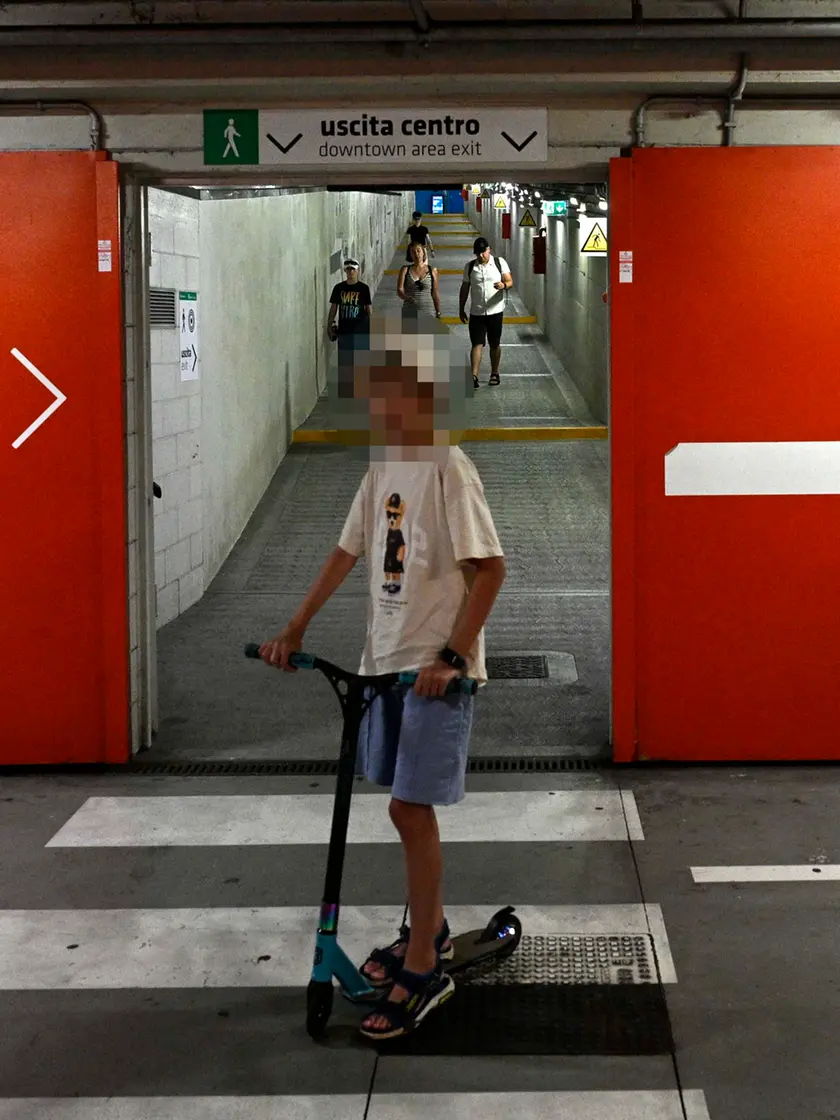 Ragazzini in monopattino dentro al Park San Giusto. Foto Bruni