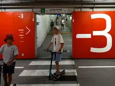 Ragazzini in monopattino dentro al Park San Giusto. Foto Bruni