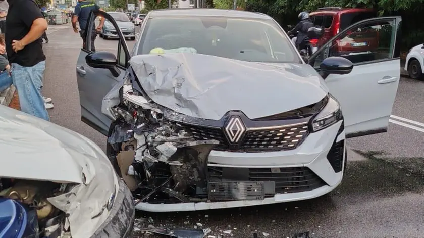 La Renault grigia rimasta coinvolta nell'impatto