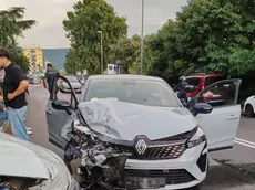 La Renault grigia rimasta coinvolta nell'impatto