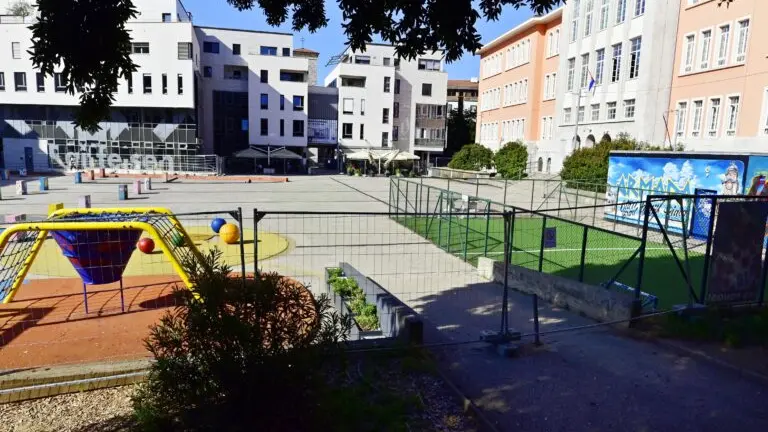 La piazza fatta recintare dal Comune (foto Voce del Popolo)