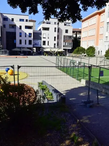 La piazza fatta recintare dal Comune (foto Voce del Popolo)