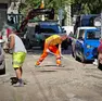 La pulizia della strada dai detriti (foto Andrea Lasorte)