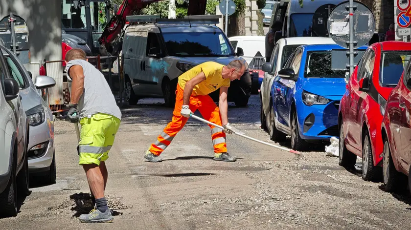 La pulizia della strada dai detriti (foto Andrea Lasorte)