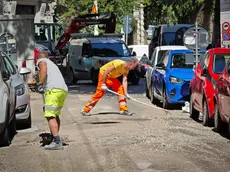 La pulizia della strada dai detriti (foto Andrea Lasorte)