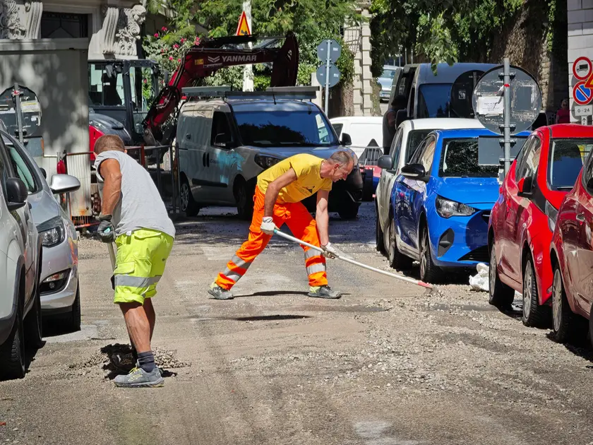 La pulizia della strada dai detriti (foto Andrea Lasorte)