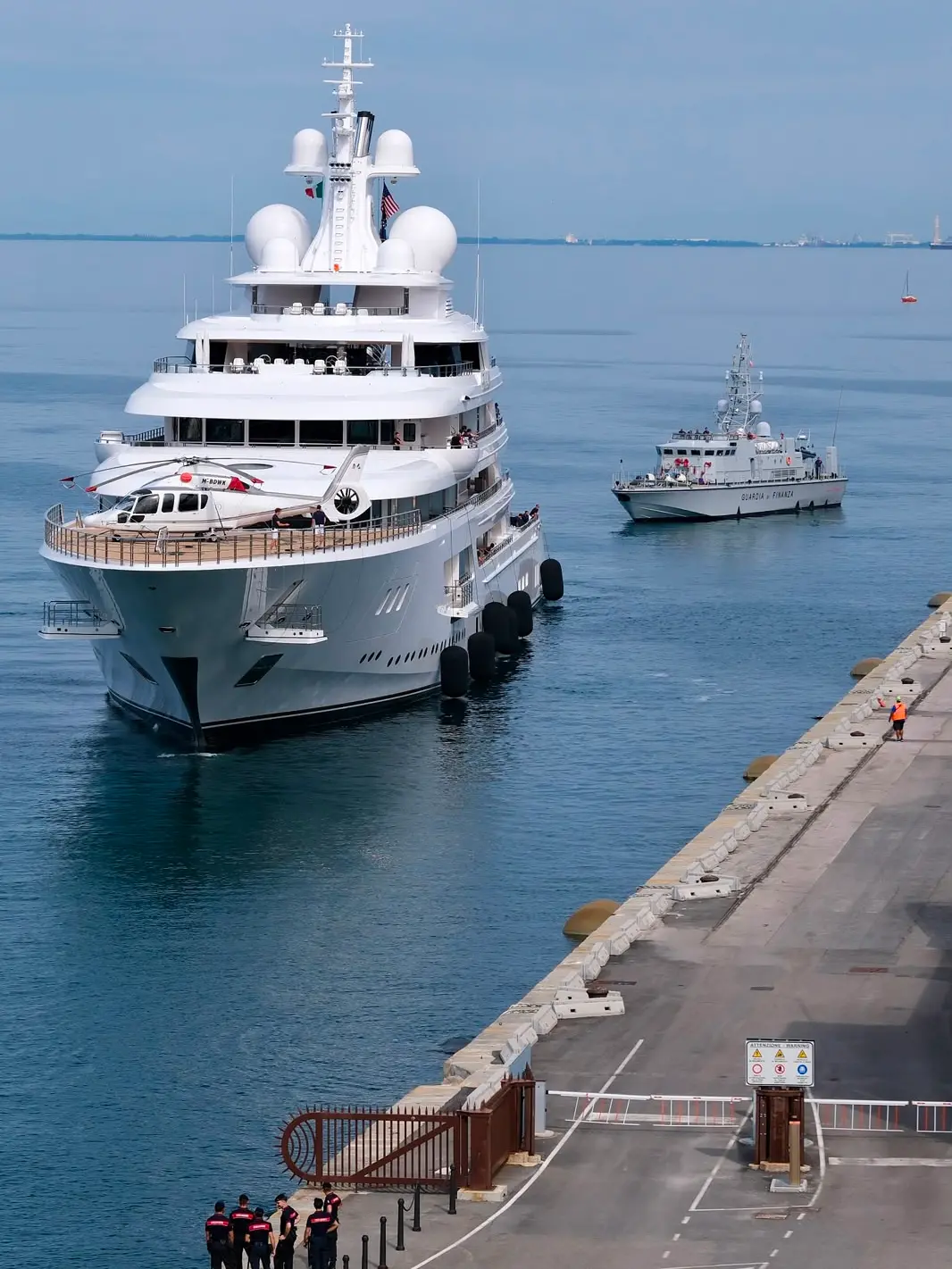 L'attracco dello yacht Boardwalk alla Stazione marittima. Foto Silvano