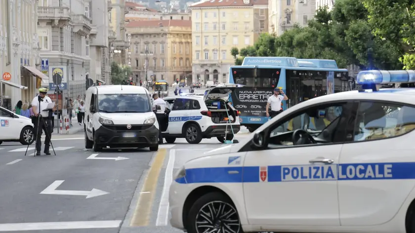 La Polizia locale in via Carducci (foto Andrea Lasorte)