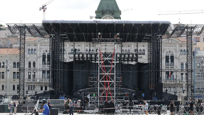 https://images.ilpiccolo.it/view/acePublic/alias/contentid/1smxrfad8jrn0choxq9/0/copia-di-piazza-unita-palco-concerto-gorillaz.webp?f=16%3A9&amp;w=840