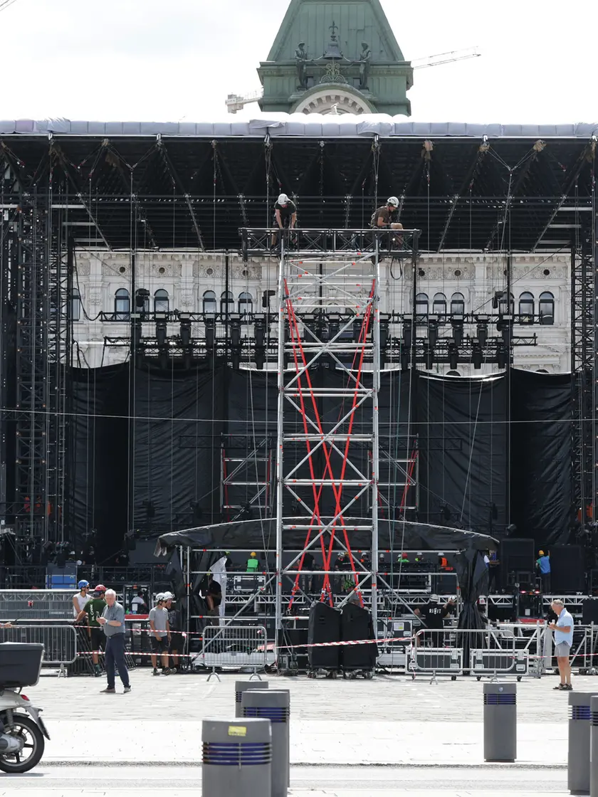 Il palco in piazza Unità che ospiterà i due concerti (foto Lasorte)