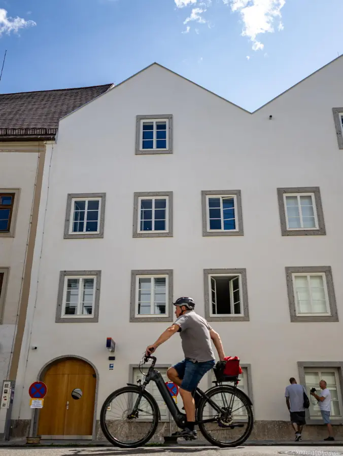 La casa natale di Hitler a Braunau trasformata all’inaugurazione e nelle foto d’epoca