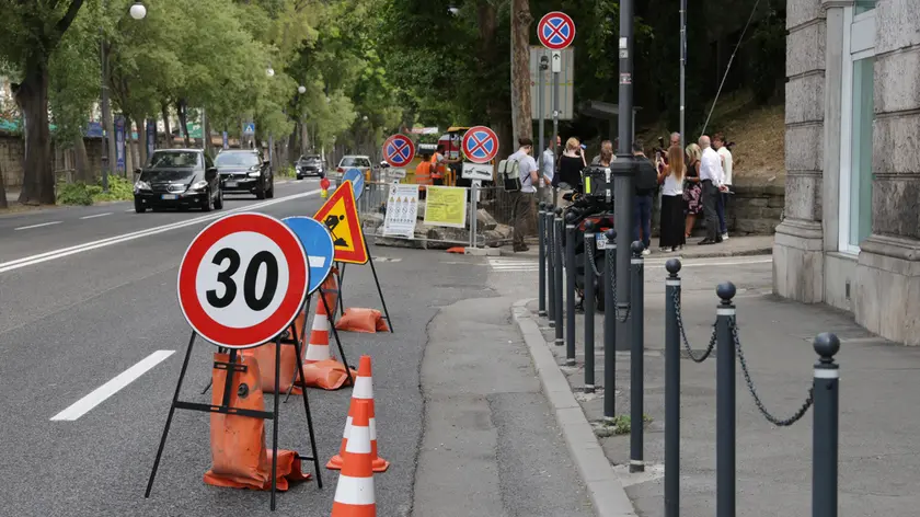 Il restringimento per la nuova fermata del bus (foto Lasorte)