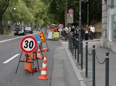 Il restringimento per la nuova fermata del bus (foto Lasorte)
