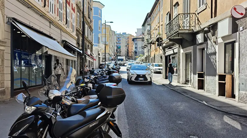 Via Settefontane e il locale, sulla destra (foto Andrea Lasorte)