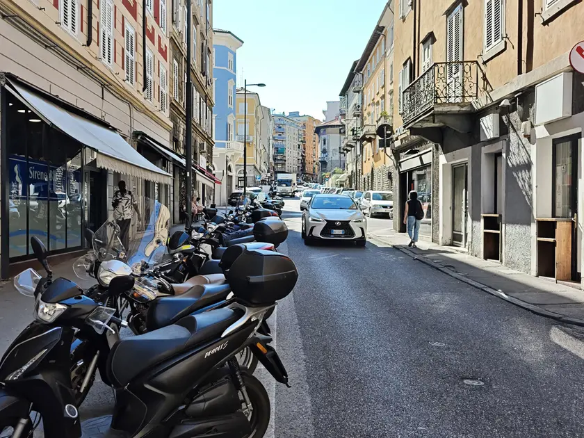 Via Settefontane e il locale, sulla destra (foto Andrea Lasorte)