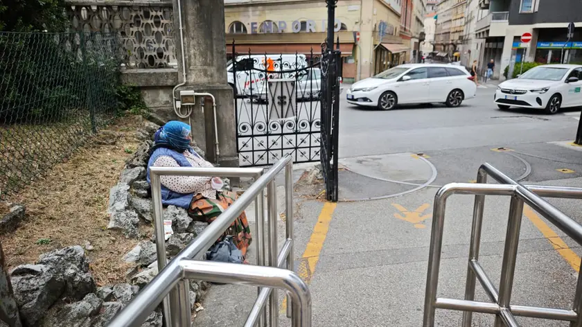La mendicante ieri mattina fuori dal Maggiore Foto Lasorte