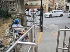 La mendicante ieri mattina fuori dal Maggiore Foto Lasorte