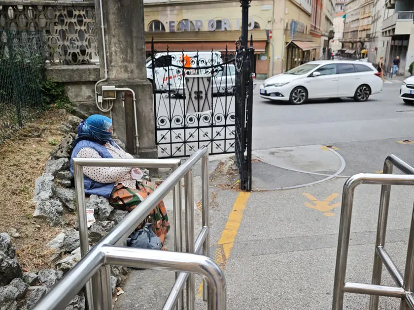 La mendicante ieri mattina fuori dal Maggiore Foto Lasorte
