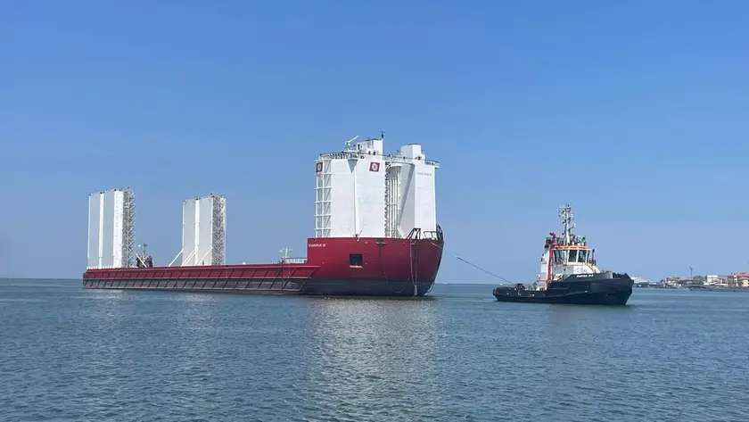 La chiatta norvegese che trasporterà le gru, ora a Chioggia