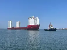 La chiatta norvegese che trasporterà le gru, ora a Chioggia