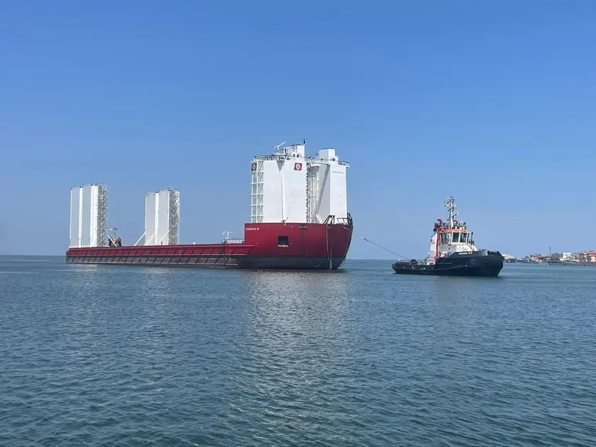 La chiatta norvegese che trasporterà le gru, ora a Chioggia