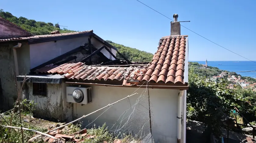 La casa incendiata in via Righetti (Lasorte)