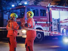 I vigili del fuoco al lavoro per spegnere l'incendio di via Battisti a Trieste