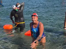 Mersia Zorzet esce dalle acque dello Stretto di Messina