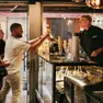 Il mastro gelatiere Davide Causin serve il gelato dal banco di Gelo, in Rugagiuffa