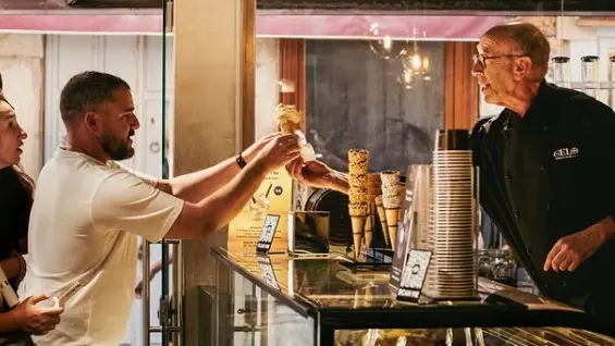Il mastro gelatiere Davide Causin serve il gelato dal banco di Gelo, in Rugagiuffa
