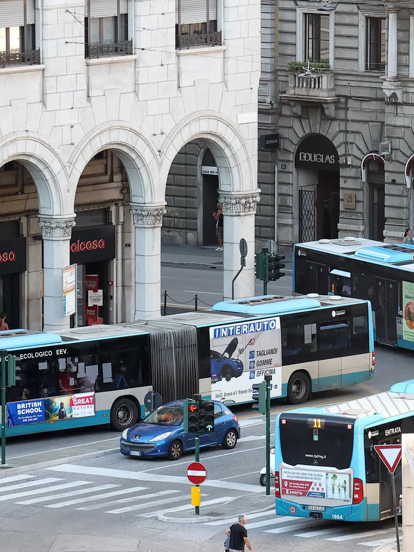 Autobus in piazza Goldoni. (Foto archivio Lasorte)