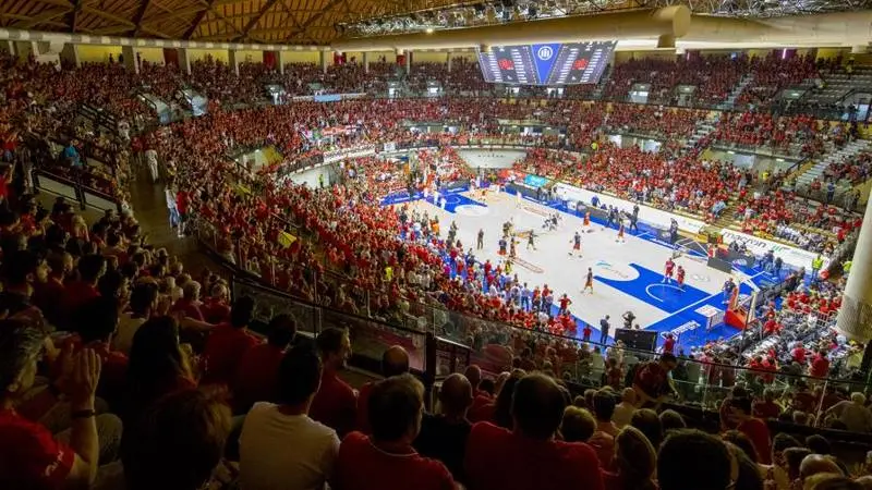 Trieste - Una veduta dell'interno del palazzetto dello sport gremito di tifosi per una partita della Pallacanestro Trieste